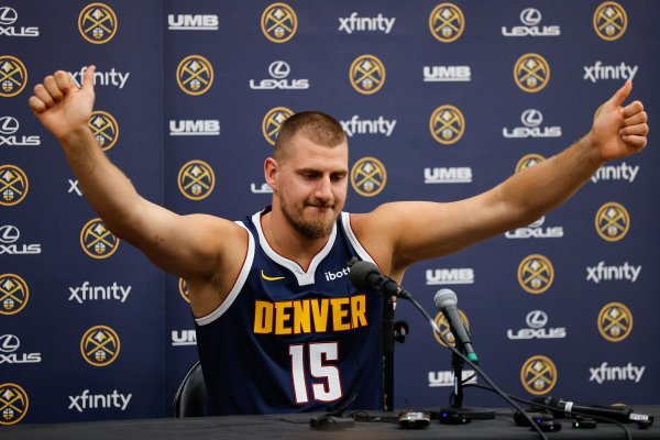 Jokic đã đạt được cú triple-double thứ tư trong trận mở màn sự nghiệp, đánh bại Big O nhiều nhất tro