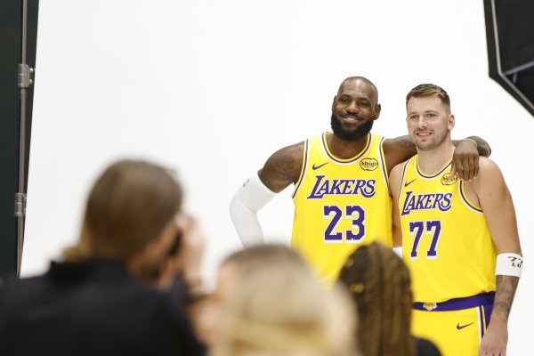 Cầu thủ Lakers cuối cùng mà Doncic có hơn 40 điểm trong hai trận liên tiếp là James vào tháng 12 năm